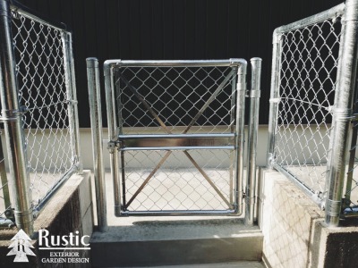 無骨でかっこいいアメリカンフェンスとドア。 | Rustic : 株式会社ラ